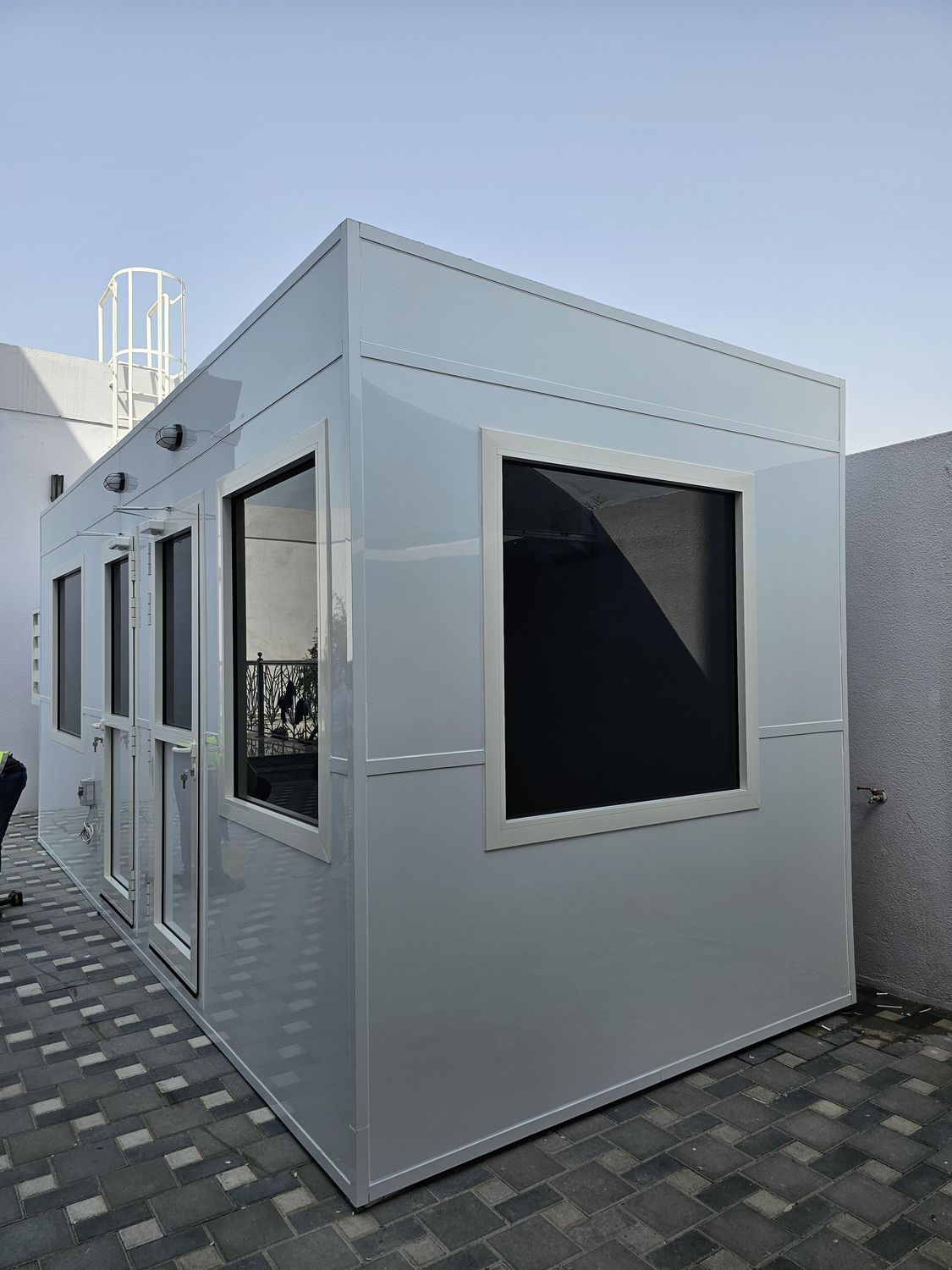 Corner view, gloss aluminium panels